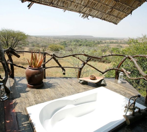 Outdoor bathtub